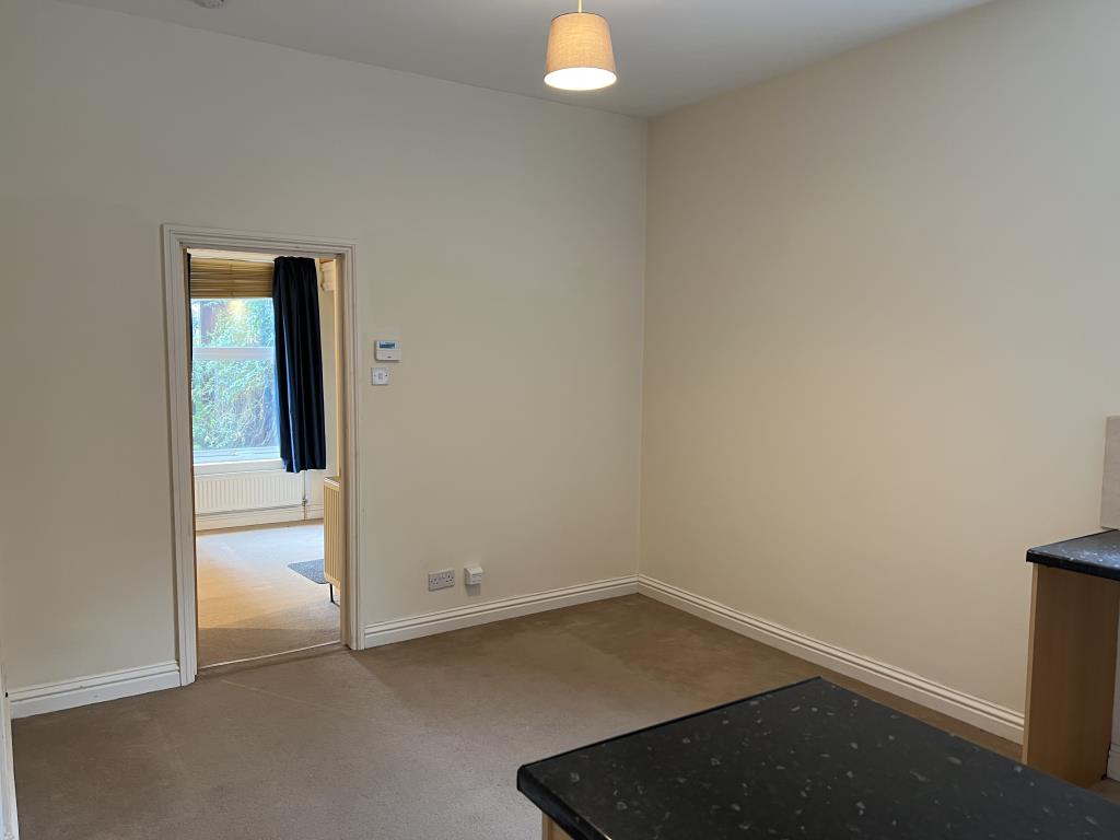 Lot: 31 - GROUND FLOOR ONE-BEDROOM FLAT FOR INVESTMENT OR OCCUPATION - Open plan kitchen dining area